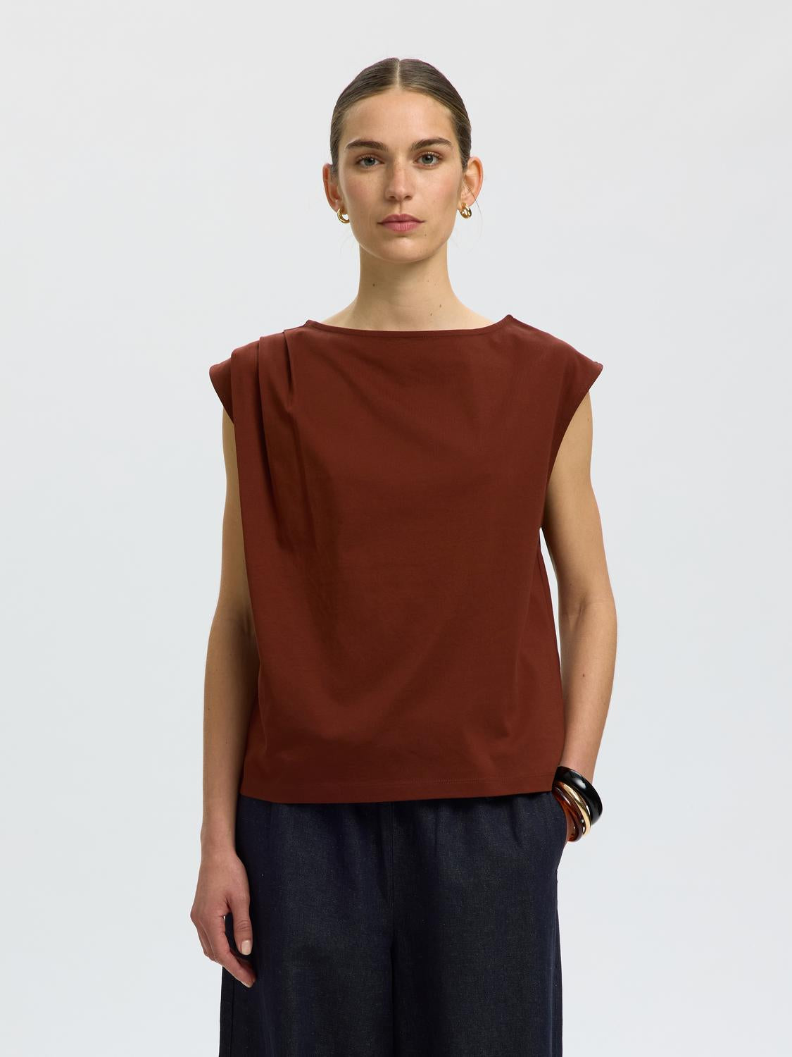 model_shot-front